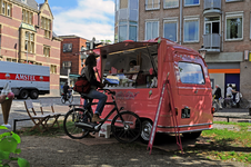 807885 Afbeelding van een ijscowagen met Italiaans ijs op de hoek van de Maliebaan en de Burgemeester Reigerstraat te ...